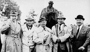 Simenon con alcuni dei più famosi interpreti di Maigret.