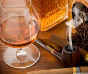 Il classico bicchiere da Cognac ed un filo di fumo che sale dalla pipa: il mito.