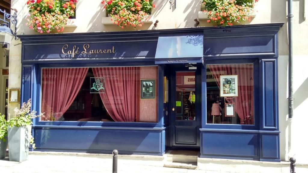 L'ingresso del Café Laurent sulla rue dauphine.