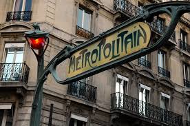 Tipico ingresso ad una stazione Metro di Parigi