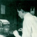 il giovane simenon alla macchina da scrivere