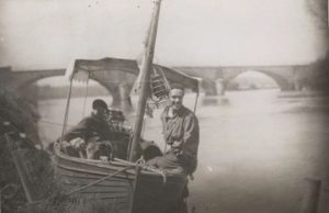 Georges Simenon sulla Ginette, durante il suo tour dei canali di Francia